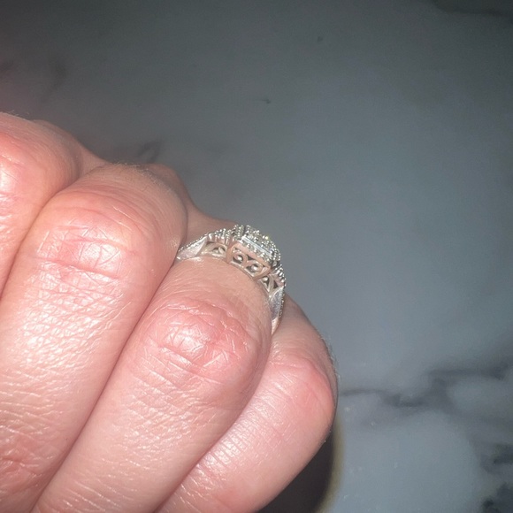 ZALES ENGAGEMENT RING 💍 - Picture 4 of 5